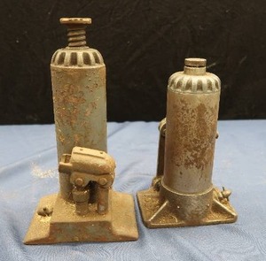 lot 29 image: 2 HYDRAULIC BOTTLE JACKS