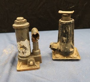 lot 30 image: 2 MORE HYDRAULIC BOTTLE JACKS