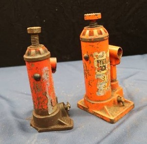 lot 31 image: 2 HYDRAULIC BOTTLE JACKS