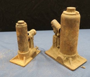 lot 32 image: 2 HYDRAULIC BOTTLE JACKS