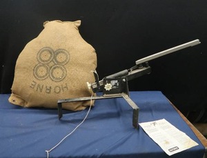 lot 57 image: CLAY PIGEON LAUNCHER AND A HORNE BOW HUNTING TARGET