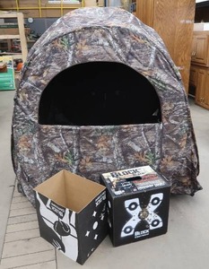 lot 59 image: REALTREE EDGE HUNTING BLIND AND BOW HUNTING TARGET