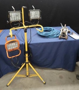 lot 71 image: 1000 WATT STANDLIGHT WITH SLED, A POWERLIGHT,2 EXTENSION CORDS, AND A HYDRAULIC FLOOR JACK