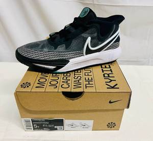lot 3 image: Nike Kyrie 8 GO (GS) Size 5Y BlackBlack WhiteLight Menta