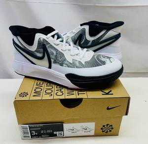 lot 10 image: Nike Kyrie 8 GO (PS) Size 3Y WhiteWhite Black