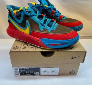 lot 15 image: Nike Kyrie 8 GO SE (GS) Size 4Y BlackTour Yellow