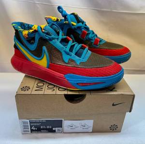 lot 16 image: Nike Kyrie 8 GO SE (GS) Size 4Y BlackTour Yellow