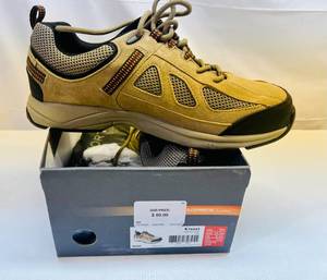 lot 28 image: Addias Adiprene Rock Cove Size 9M