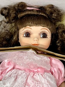 lot 75 image: Vintage Marie Osmond Adora Belle #C39067 Fine Porcelain Collector Doll