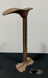 lot 103 image: Vintage Cast Iron Shoe Anvil CobblerStand (23.5 Tall)