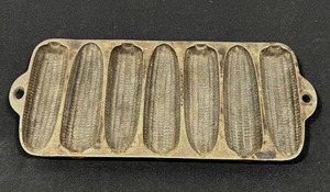 lot 104 image: Vintage Wagner Ware Cast Iron Cornbread Mold (6 x 13)