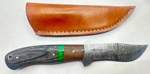 lot 19 image: New 9 Damascus Knife with Leather Sheath