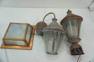 lot 102 image: 3 outside lights