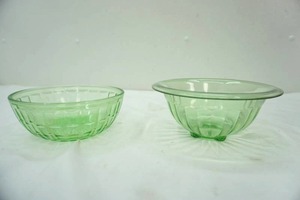 lot 122 image: Depression glass serving bowls
