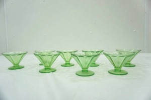 lot 125 image: Depression Glass Berry Bowls