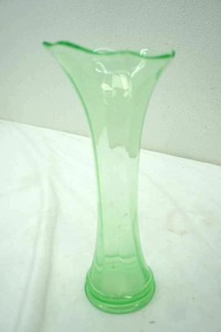 lot 127 image: Depression Glass Vase 11.5