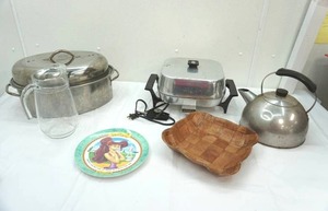 lot 134 image: Kitchenware Lot roaster, electric frying pan, vintage tea kettle & more