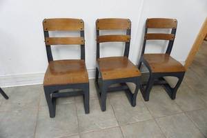 lot 3 image: Childrens Chairs 3ct