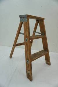 lot 5 image: step ladder 23 tall