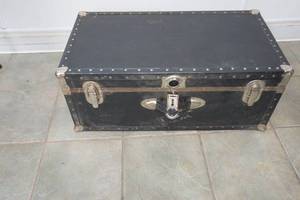 lot 7 image: Seward Trunk 30x15.5x 12