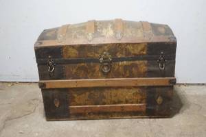 lot 26 image: antique trunk 32x17.5x22.5