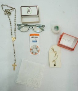 lot 28 image: Jewelry & Accessory Lot