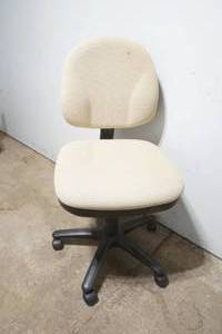lot 38 image: Adjustable Office Chair-cream colored