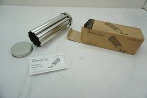 lot 52 image: Pampered Chef scalloped bread tube