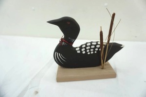 lot 189 image: wooden loon decor