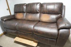 lot 207 image: Leather electric recliner couch