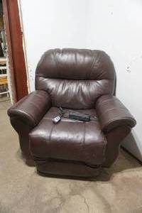 lot 208 image: leather electric recliner Best Home Furnishings