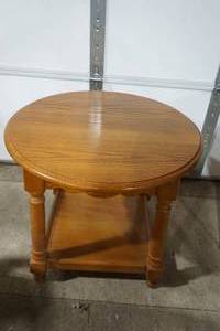 lot 211 image: round side table 25 x 22