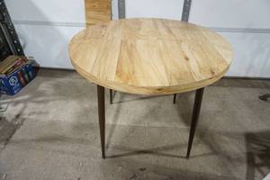 lot 213 image: round kitchen table wleaf