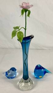 lot 52 image: Vintage Seda Sweden MCM Glass Bud Vase with Pink Porcelain Rose  FM Konstglas Bluebird and Unbranded Bird