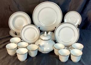 lot 43 image: Royal Doulton Ravenswood Dinnerware Pieces