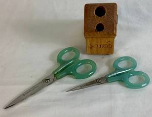 lot 71 image: Cutco Scissor Caddy with 2 Scissors