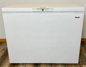 lot 27 image: Woods 10 cu ft Chest Freezer Model C10NAA