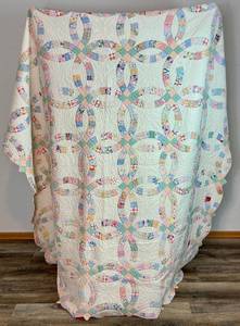 lot 60 image: Vintage Handmade Double Wedding Ring Quilt - 80.5 x 80.5