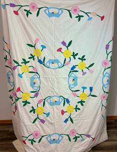 lot 61 image: Vintage Handmade Flower Applique Quilt