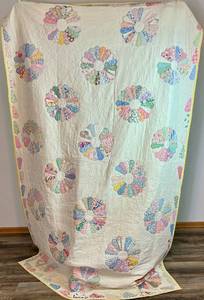 lot 63 image: Vintage Dresdan Plate Quilt