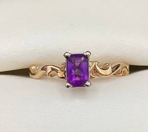 14K Gold Ring with Semi-Precious Stone - Size 7.25