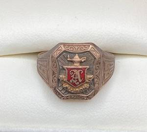 lot 11 image: 10K Gold Class Ring - Size 7