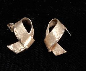 lot 82 image: 14K Gold Earrings