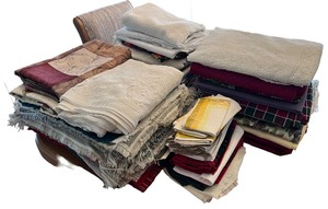 lot 101 image: Tablecloths, Runners, Placemats & Cloth Napkins