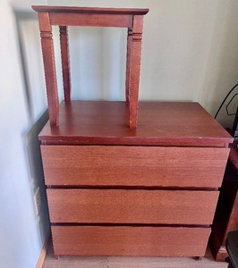 lot 122 image: 3 Drawer Dresser & End Table