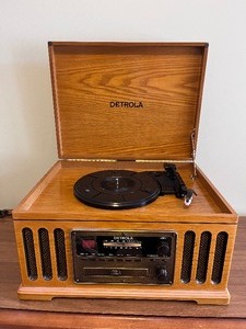 lot 54 image: Detrola Radio & Record Player