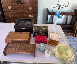 lot 98 image: Jewelry & Trinket Boxes