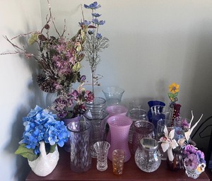 lot 92 image: Variety of Glass Flower Vases