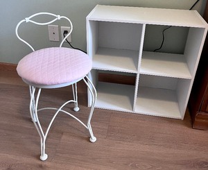 lot 116 image: Vanity Chair & 4 Cube Bookshelf