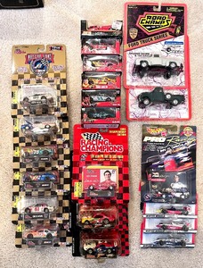 lot 61C image: Miniature Collector Cars Including Racing Champions & Hot Wheels Brands